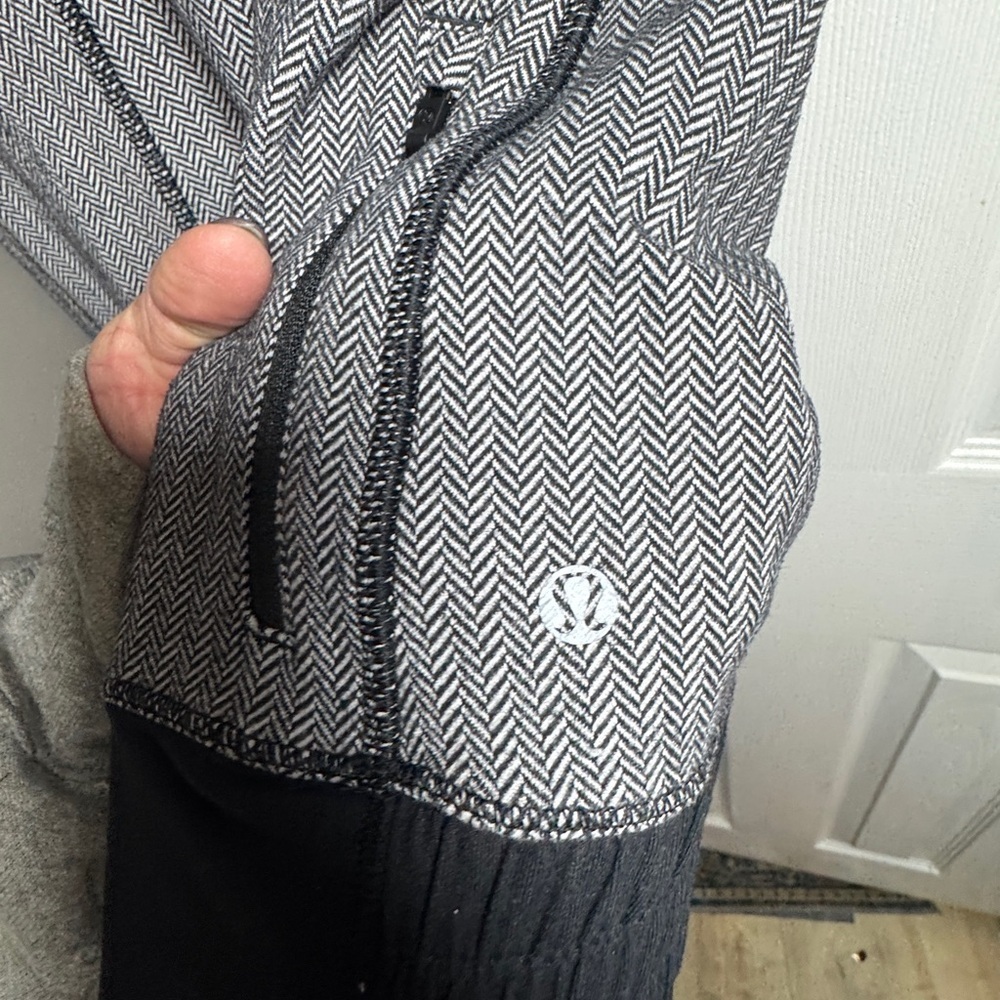 Lululemon Think Fast Hoodie Women Size 10 Black Herringbone Sweatshirt - Picture 7 of 8